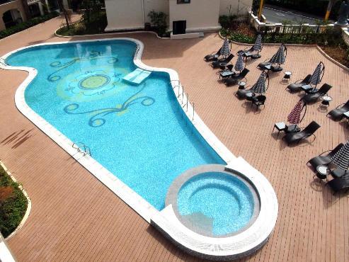 酒店俯视泳池