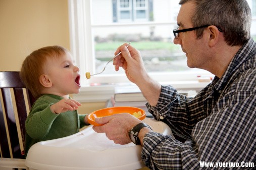 美国人是如何为宝宝添加辅食的？
